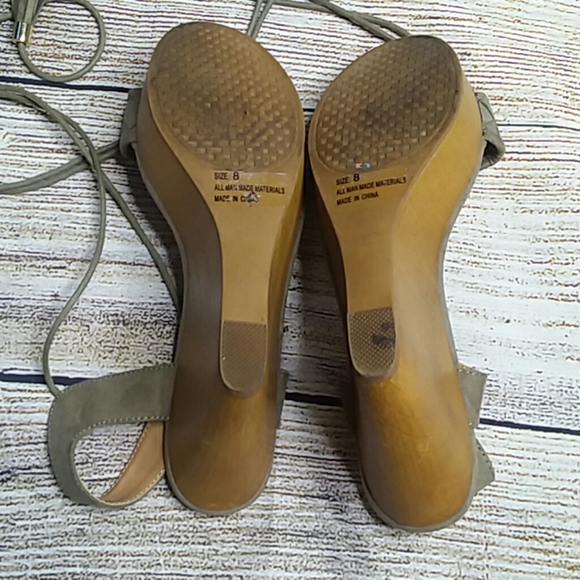 Altar'd State Friday Morning Gimmick Wedges size 8 - Picture 5 of 6